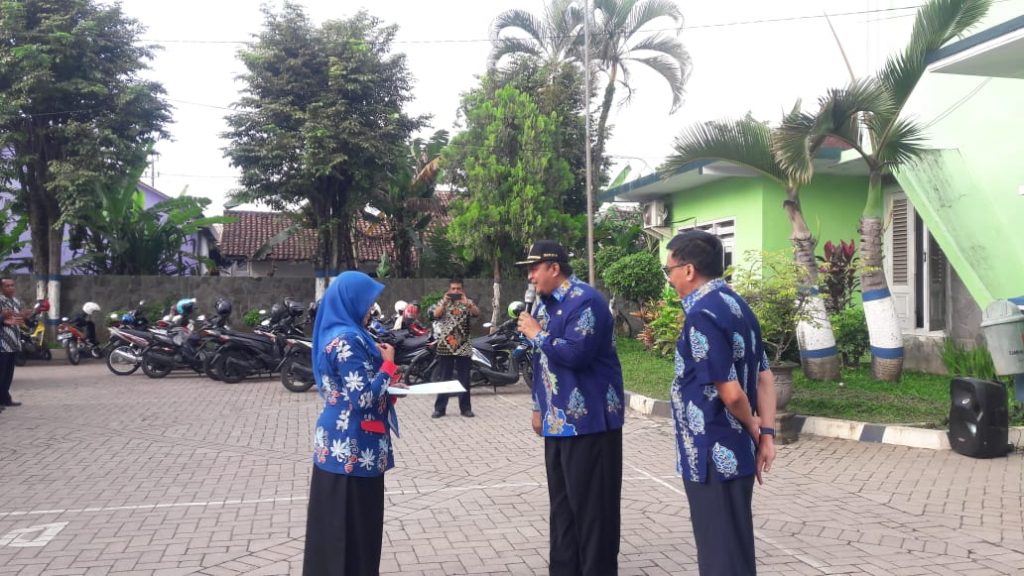 Pemkab Bondowoso Berikan Penghargaan dan Hadiah Pada Seorang ASN DLHP Berprestasi