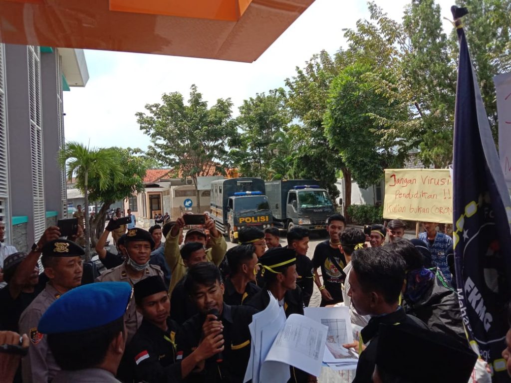 Demo Disdik, FKMG Minta Korwil Pendidikan di Kecamatan Geger Dipecat