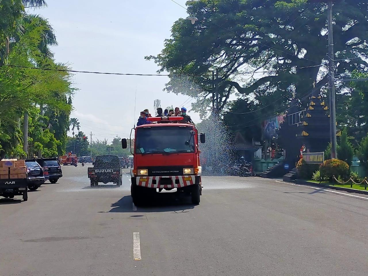 Pemkab Semprot Disinfektan Pada Ruas Jalan Gunakan Damkar 1 IMG 20200324 WA0053