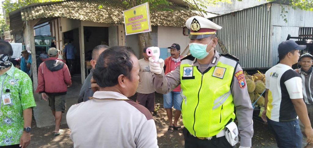 Cegah Penyebaran Covid-19, Satlantas Bondowoso Cek Suhu Tubuh Bagi yang Masuk Pasar Hewan