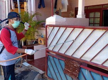 Cegah Penyebaran Covid-19, RT 01 Perum Pondok Indah Kolor Sumenep Kompak Lakukan Penyemprotan Disinfektan