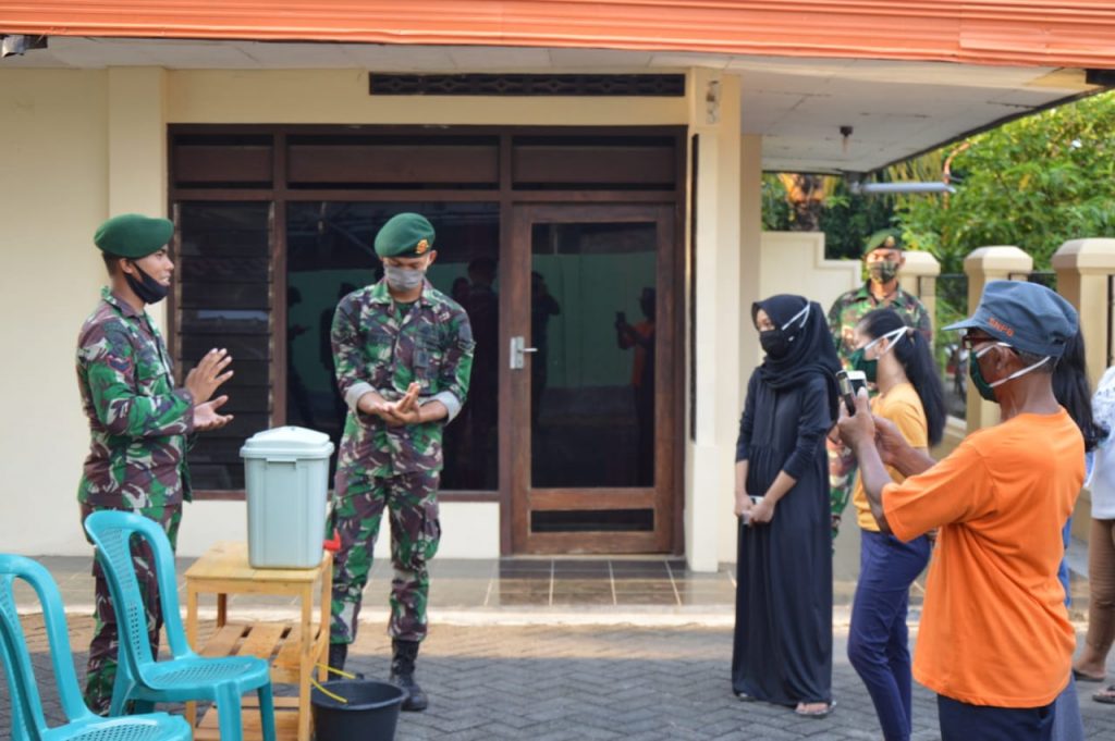 Awal Bulan Suci Ramadan, Yonarmed12/Divif 2 Kostrad Bagikan Masker Gratis untuk Warga