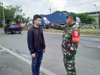 Pengemudi Plat Luar Kota Wajib Tes Suhu Tubuh Saat Masuk Wilayah Surabaya