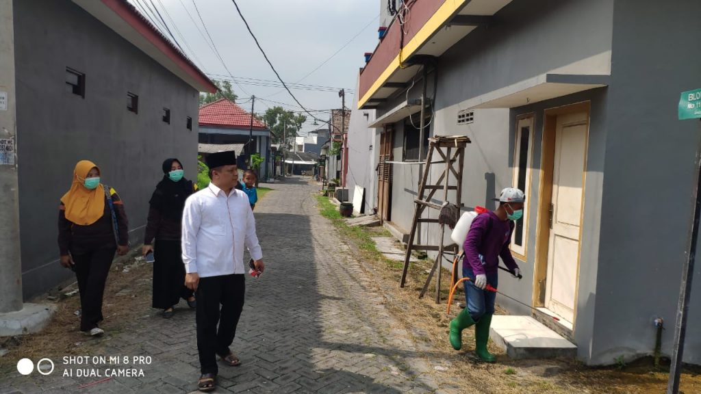 Cegah Corona, Anggota DPRD Semprot Disinfektan ke Rumah Warga