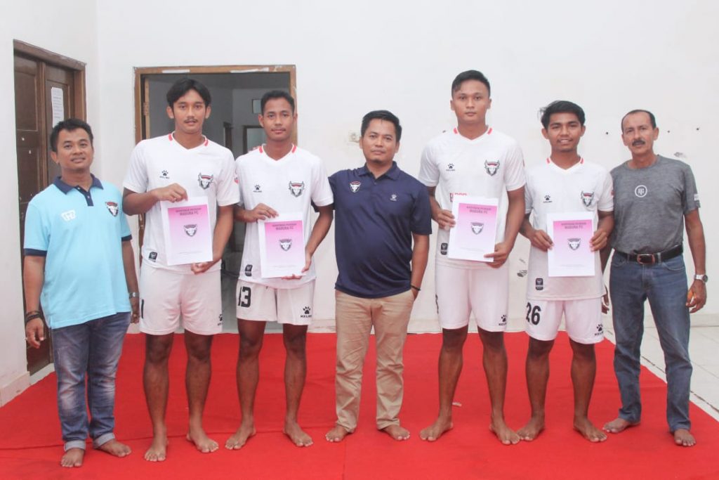 Madura FC Nekat “Kunci” 16 Pemain di Tengah Wabah Covid-19