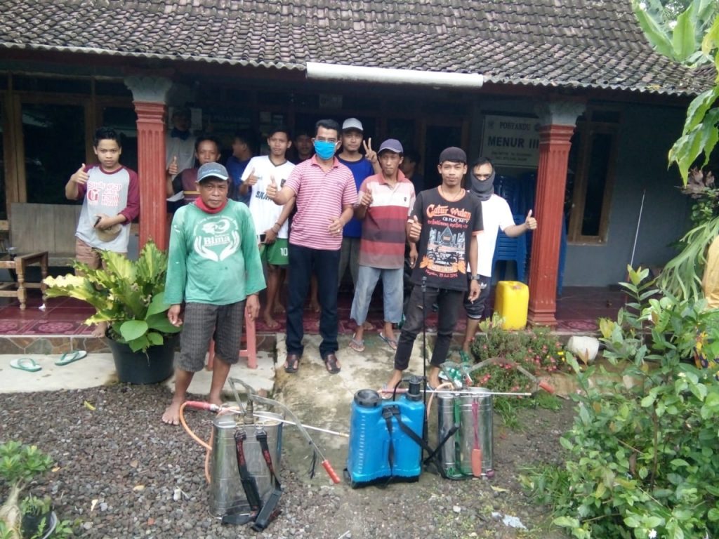 Antisipasi Covid-19, Pemdes Selopuro Gelar Penyemprotan Disinfektan