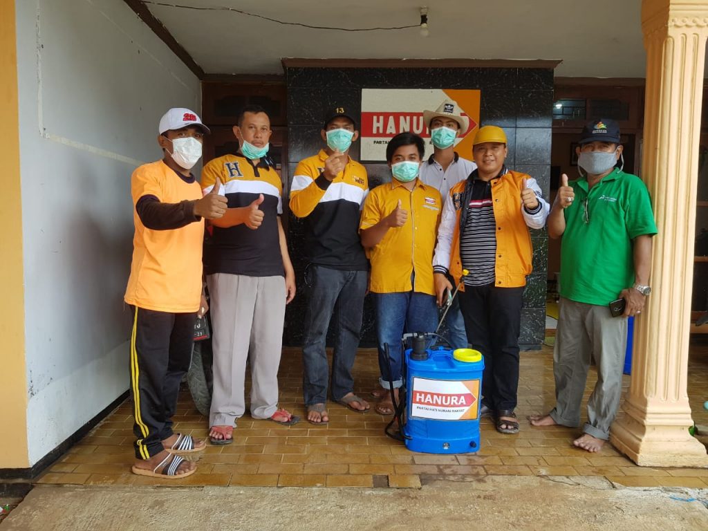 Hanura Bangkalan Semprot Disinfektan dan Sosialisasikan Gaya Hidup Sehat