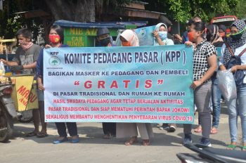 Gratis, Ribuan Masker Dibagikan KPP Kepada Pengunjung dan Pedagang di Pasar Tradisional