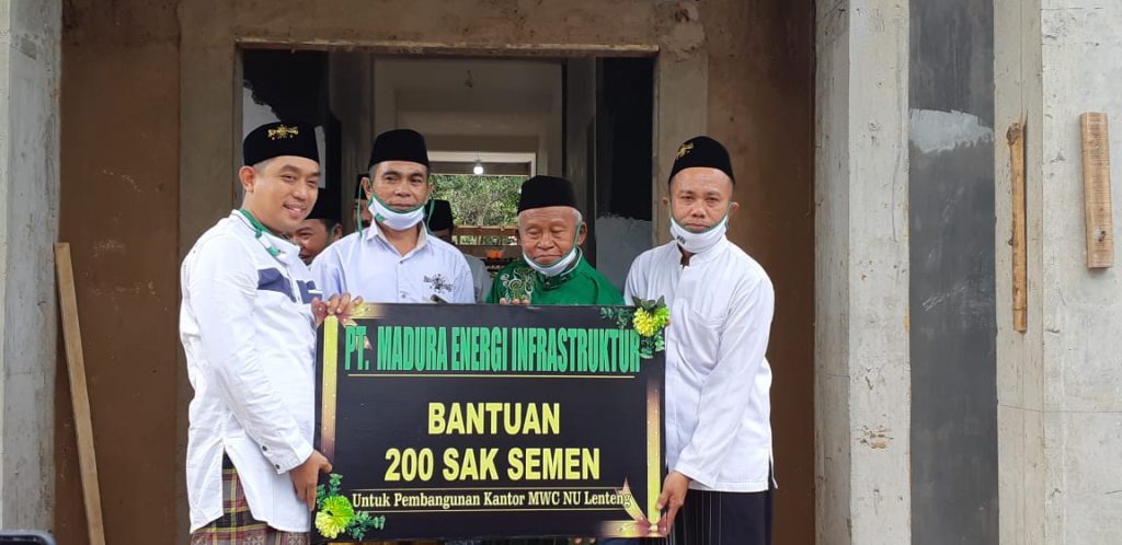 Hairul Anwar Dianugerahi Songkok NU Oleh Rais Syuriah PCNU Sumenep