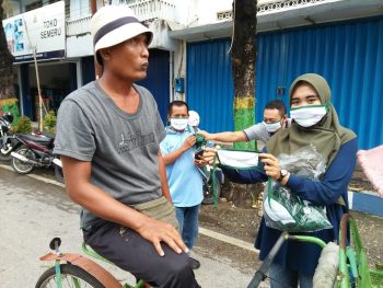 Peduli Sosial, Hairul Anwar Bagi-bagi Masker Gratis