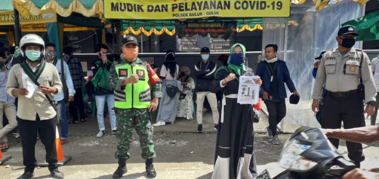 Cegah Penyebaran Covid-19, HMI Lancaran Sumenep Bagi - bagi Masker Kepada Pengendara 5 IMG 20200417 WA0093 1