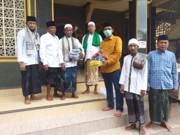 DPC Hanura Bangkalan Bagikan Masker Pada Jamaah Sholat Jum'at 4 DPC Hanura Bangkalan Bagikan Masker Pada Jamaah Sholat Jum’at