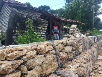 Rumah Warga Ambruk di Sekitar Proyek Normalisasi Sungai 2 Rumah Warga Ambruk di Sekitar Proyek Normalisasi Sungai