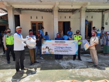 SDM PKH Kecamatan Blega Bagikan 1.000 Masker di Desa Pandemi Covid-19 2 SDM PKH Kecamatan Blega Bagikan 1.000 Masker di Desa Pandemi Covid-19