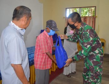 Memanfaatkan Momen Bulan Suci Ramadan, Lanal Banjarmasin Berbagi Berkah Kepada Warga Lanjut Usia