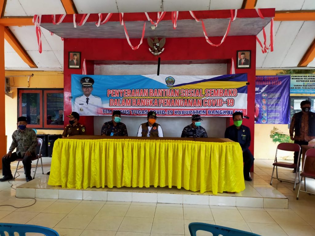 Bupati Bangkalan Salurkan 2.000 Paket Sembako di 3 Kecamatan