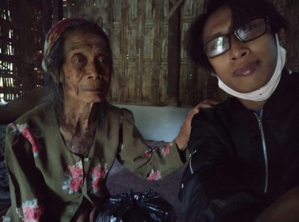 Door To Door, Forum Wartawan Pamekasan (FWP) Bagikan Sembako Bagi Warga Terdampak Covid-19