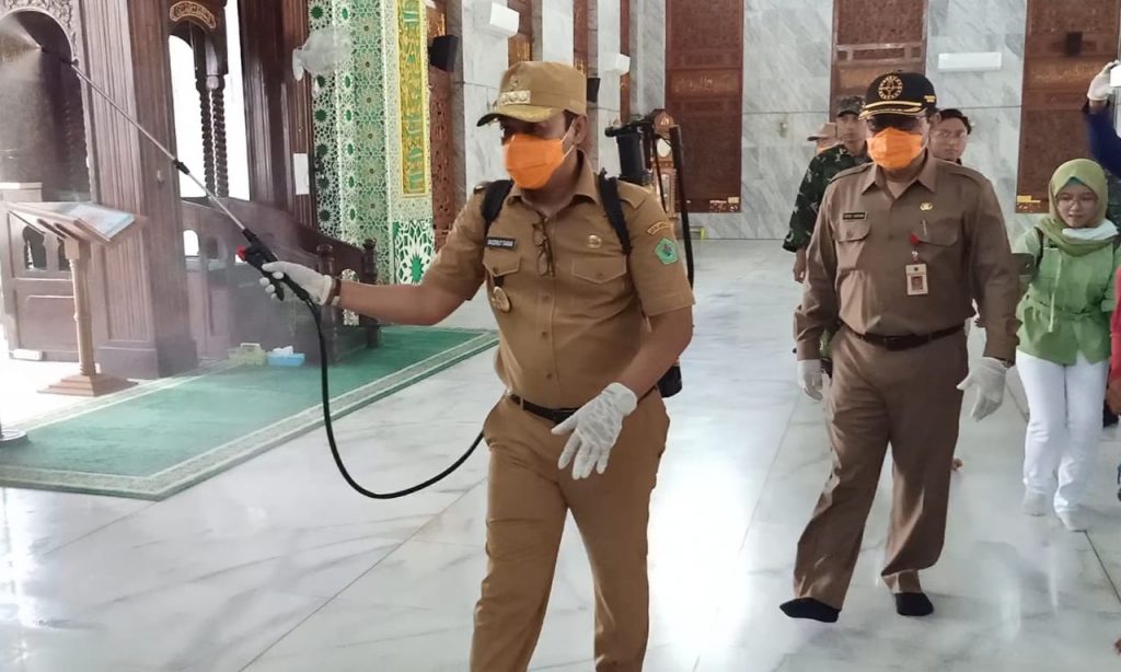 Bupati Pamekasan Pimpin Penyemprotan Disinfektan ke Tempat Ibadah Hingga Pasar