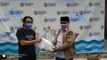 PWI Sumenep Salurkan Paket Sembako ke LAZISNU dan Muhamadiyah