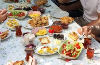 Saat Puasa, Hindari 4 Makanan ini Ketika Sahur Agar Tidak Lemas