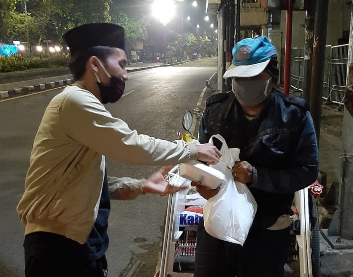 PMII Sidoarjo Bagikan Sahur dan Paket Sembako Kepada Tukang Becak di Malam Akhir Ramadan