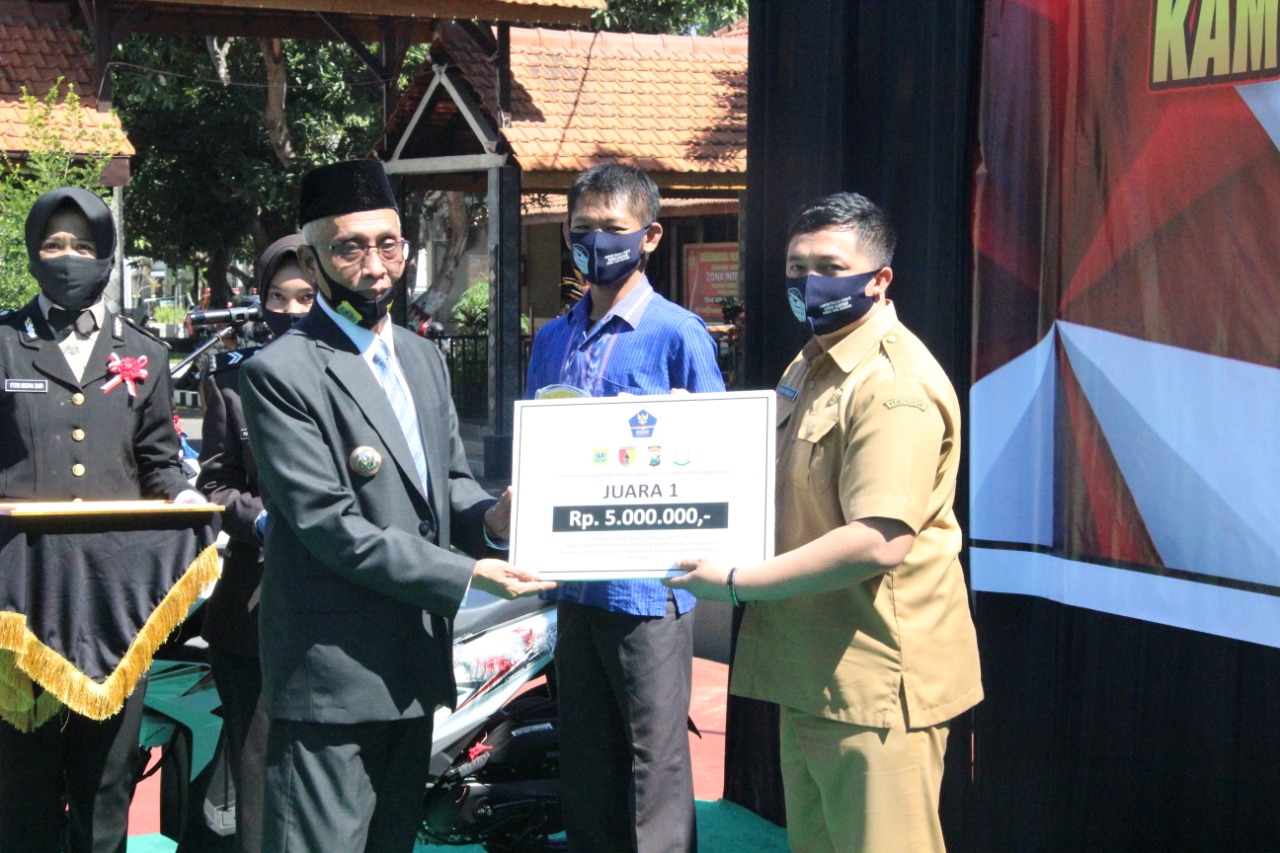 HUT Bhayangkara 74 Polres Bondowoso Diwarnai Pemberian Penghargaan, Ini Kata Bupati Salwa 1 IMG 20200701 WA0063