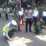 Satlantas Polres Bondowoso Buat Marka Pembatas Jarak R2