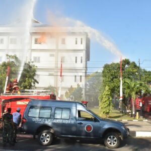 Gedung Flat B-1 Lantai 4 Satkat Koarmada II Dilalap Si Jago Merah