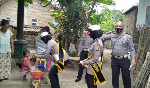 Peduli Warga, Polres Bondowoso Bagikan Masker Gratis Door to Door