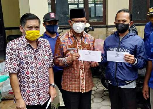 Wabup Pamekasan Serahkan Bantuan Sembako dan Uang Tunai Kepada Tukang Becak dan Ojek Terdampak Covid-19 1 IMG 20200810 WA0047