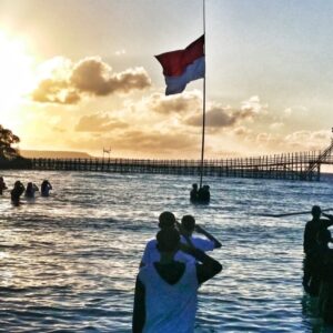 Mahasiswa Gelar Upacara di Tengah Laut e-Kashogi