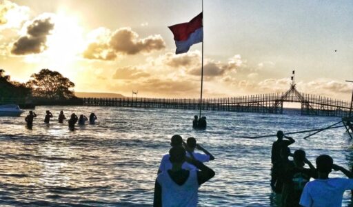 Mahasiswa Gelar Upacara di Tengah Laut e-Kashogi