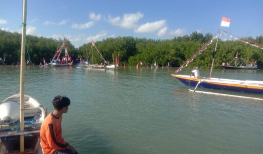 Gunakan Perahu Nelayan, Ratusan Siswa Babussalam Tanjung Kiaok Sapeken Gelar Upacara HUT RI ke-75 di Laut