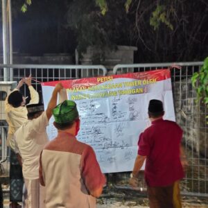 Warga Tarogan Segel Tower Telekomunikasi