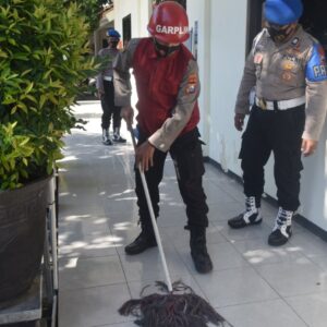 Tak Pandang Bulu, Polisi Bondowoso Tak Pakai Masker Juga Disanksi Sapu Jalan