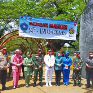 Bersama TP PKK Bupati Bagikan Masker di Taman Paseban 2 Bersama TP PKK Bupati Bagikan Masker di Taman Paseban