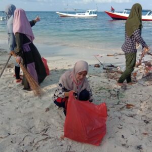 Sadar Lingkungan, Himpass Pungut Sampah di Pinggir Pantai