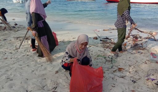 Sadar Lingkungan, Himpass Pungut Sampah di Pinggir Pantai