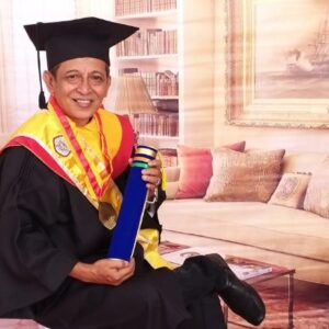 Doktor Bidang Ekonomi Syariah UINSA Apresiasi CEO Beritalima Atas Diraihnya Gelar Magister Hukum 7 Doktor Bidang Ekonomi Syariah UINSA Apresiasi CEO Beritalima Atas Diraihnya Gelar Magister Hukum