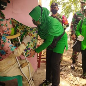 Persit Kodim Surabaya Utara Salurkan Bansos