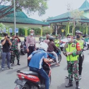 Satlantas Polres Bondowoso Bagikan Ribuan Masker dan Puluhan Sembako di Hari Lalulintas Bhayangkara 65