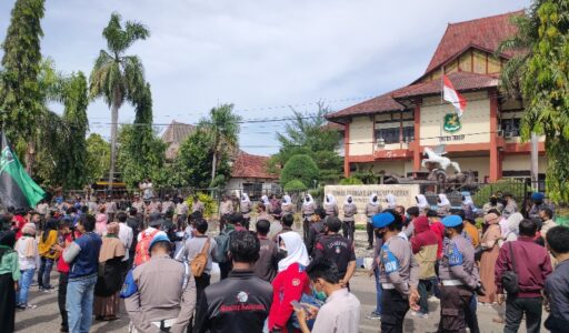 HMI Cabang Sumenep Gruduk Gedung DPRD, Ratusan Personel Polisi di Siagakan