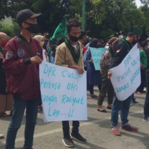 Pertanyakan UUD Cipta Kerja, Ratusan Mahasiswa Demo DPRD Sumenep