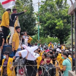 Ratusan Mahasiswa Kepung DPRD Sumenep Tolak UU Cipta Kerja