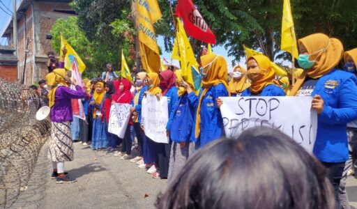 Aksi Demo Aktivis Kopri PMII dan GMNI ke  Polres Sumenep Dihadang Kawat Berduri