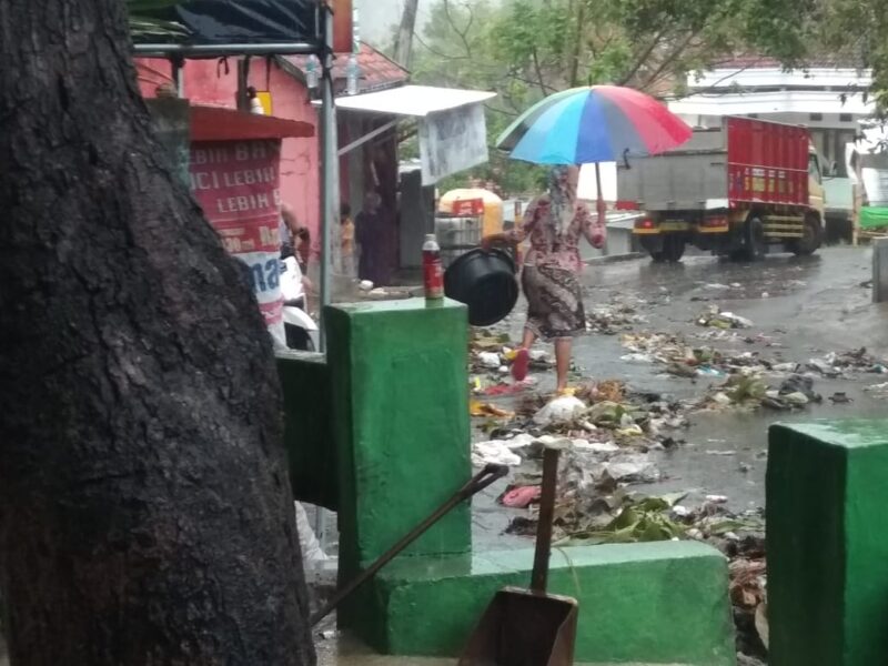 Pemandangan Sampah di Depan Pasar Karang Penang Berserakan Sampai ke Jalan Umum 1 IMG 20201021 WA0077 e1603266927173