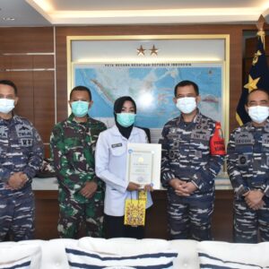 Berkat Rasa Kemanusiaan dan Keberaniannya, Bidan Siti Indriyani Dapatkan Penghargaan dari Panglima Koarmada II