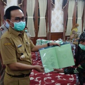 Bupati Baddrut Tamam Serahkan 4.000 Sertifikat Tanah Warga Pamekasan