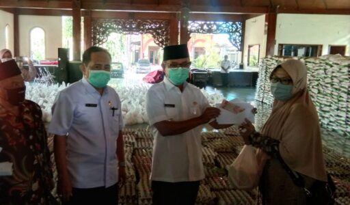 Wabup Pamekasan Serahkan Bansos kepada 1.823 PKL Terdampak Covid 19