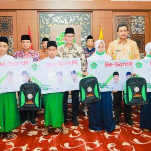 Bupati Pamekasan Serahkan Pencairan Beasiswa Santri secara Simbolis